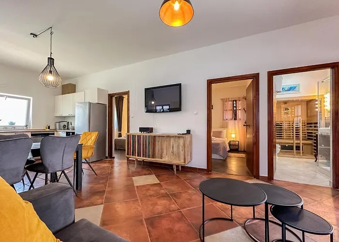 Mustra House - Private Pool & Sauna *
