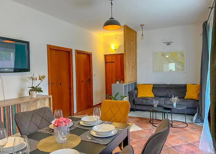 Mustra House - Private Pool & Sauna *